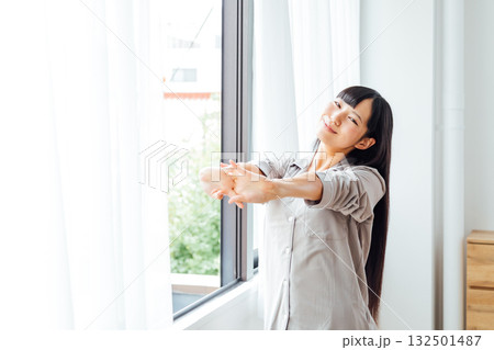 ウェルビーイングを意識した若い女性の暮らし 爽やかな朝の目覚め ウェルビーイングを意識した若い女性の暮らし 爽やかな朝の目覚め 132501487