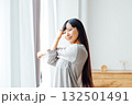 ウェルビーイングを意識した若い女性の暮らし 爽やかな朝の目覚め ウェルビーイングを意識した若い女性の暮らし 爽やかな朝の目覚め 132501491