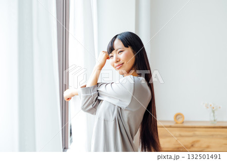 ウェルビーイングを意識した若い女性の暮らし 爽やかな朝の目覚め ウェルビーイングを意識した若い女性の暮らし 爽やかな朝の目覚め 132501491