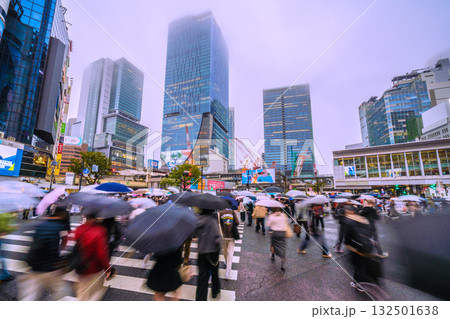 日本の東京都市景観日照不足続く…雨の中、横断を楽しむ外国人観光客で溢れるスクランブル交差点＝26日 132501638