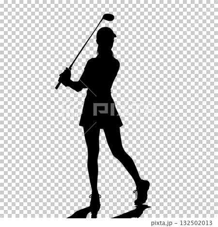 身穿裙子、手持一號木和鐵桿揮桿的女高爾夫球手的剪影 132502013