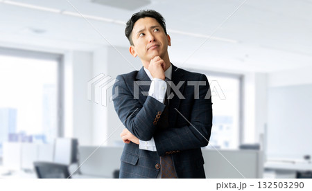 考えごとをする男性ビジネスマン 考えごとをする男性ビジネスマン 132503290