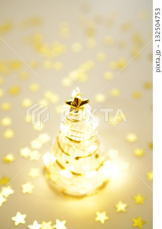ガラスのクリスマスツリーとキラキラ輝くゴールドスター 132504753