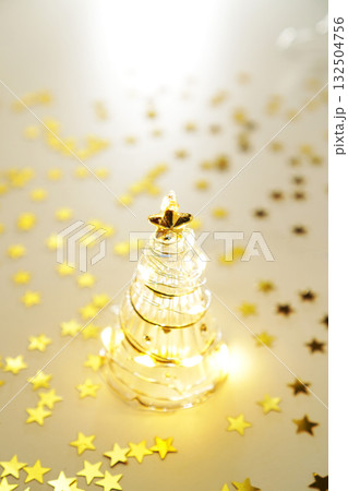 ガラスのクリスマスツリーとキラキラ輝くゴールドスター 132504756