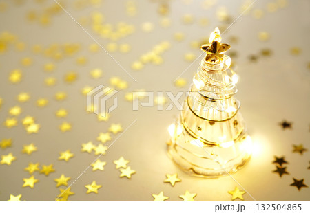 ガラスのクリスマスツリーとキラキラ輝くゴールドスター 132504865
