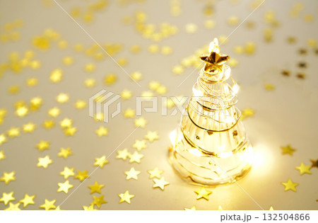 ガラスのクリスマスツリーとキラキラ輝くゴールドスター 132504866