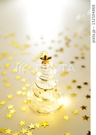 ガラスのクリスマスツリーとキラキラ輝くゴールドスター ガラスのクリスマスツリーとキラキラ輝くゴールドスター 132504868