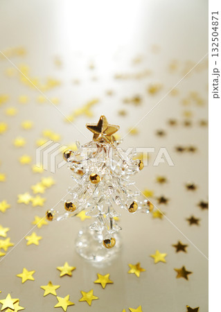 ガラスのクリスマスツリーとキラキラ輝くゴールドスター 132504871