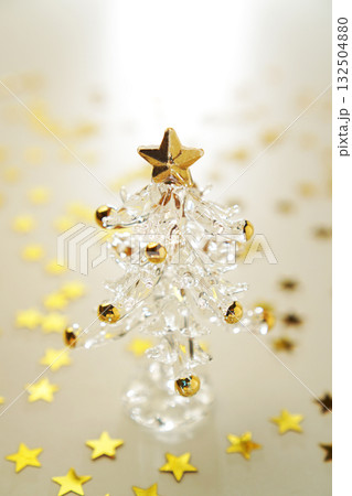 ガラスのクリスマスツリーとキラキラ輝くゴールドスター 132504880