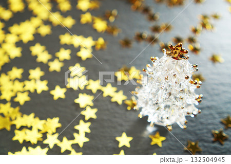 ガラスのクリスマスツリーとキラキラ輝くゴールドスター 132504945
