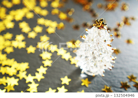 ガラスのクリスマスツリーとキラキラ輝くゴールドスター ガラスのクリスマスツリーとキラキラ輝くゴールドスター 132504946