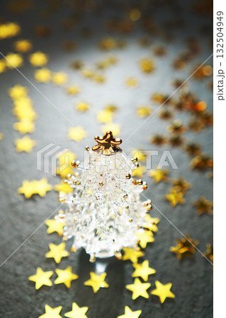 ガラスのクリスマスツリーとキラキラ輝くゴールドスター 132504949