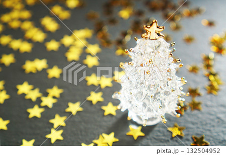 ガラスのクリスマスツリーとキラキラ輝くゴールドスター ガラスのクリスマスツリーとキラキラ輝くゴールドスター 132504952