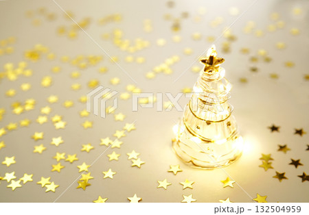 ガラスのクリスマスツリーとキラキラ輝くゴールドスター 132504959