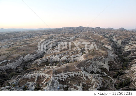 早朝の夜明け前から、日の出の時間に合わせて飛ぶカッパドキアの気球、カッパドキアの風景 早朝の夜明け前から、日の出の時間に合わせて飛ぶカッパドキアの気球、カッパドキアの風景 132505232
