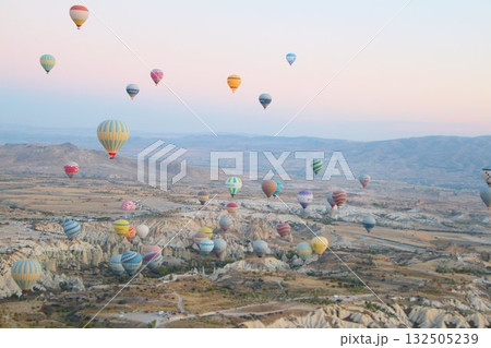 早朝の夜明け前から、日の出の時間に合わせて飛ぶカッパドキアの気球、カッパドキアの風景 早朝の夜明け前から、日の出の時間に合わせて飛ぶカッパドキアの気球、カッパドキアの風景 132505239
