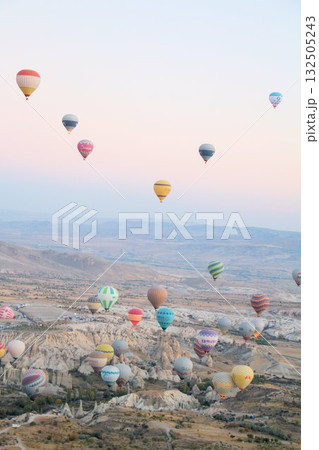 早朝の夜明け前から、日の出の時間に合わせて飛ぶカッパドキアの気球、カッパドキアの風景 132505243
