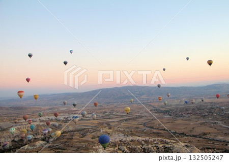 早朝の夜明け前から、日の出の時間に合わせて飛ぶカッパドキアの気球、カッパドキアの風景 132505247