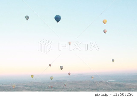 早朝の夜明け前から、日の出の時間に合わせて飛ぶカッパドキアの気球、カッパドキアの風景 132505250