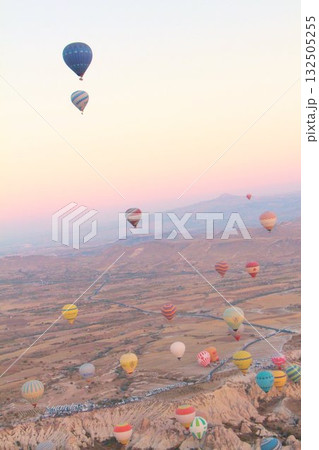 早朝の夜明け前から、日の出の時間に合わせて飛ぶカッパドキアの気球、カッパドキアの風景 132505255