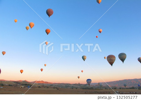 早朝の夜明け前から、日の出の時間に合わせて飛ぶカッパドキアの気球、カッパドキアの風景 132505277