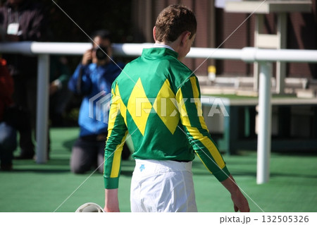 レースを終えて引き上げる騎手の後ろ姿 132505326