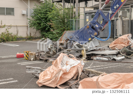 【店舗の解体と重機】 132506111