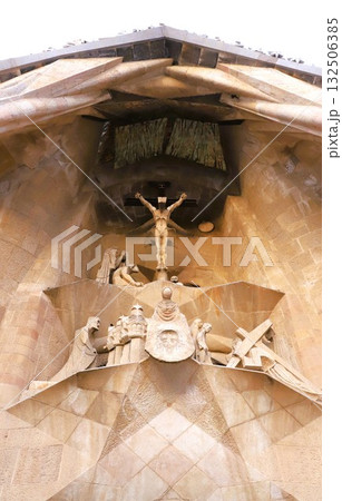 サグラダ・ファミリアの受難のファザードにある「十字架磔刑」と「聖ベロニカと複音史家」の彫刻 132506385