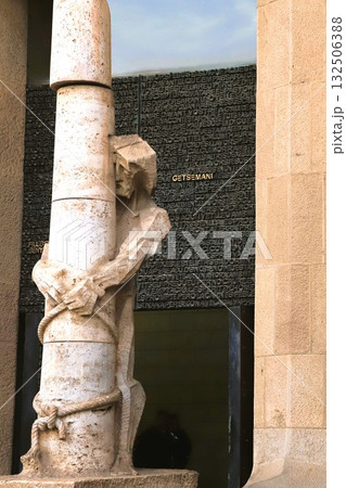サグラダ・ファミリアの受難のファザードのエントランスにあるイエス・キリストの「鞭打ちの刑」の彫刻 サグラダ・ファミリアの受難のファザードのエントランスにあるイエス・キリストの「鞭打ちの刑」の彫刻 132506388