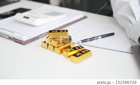 Gold Trading Businessman invest in trading gold, calculating profit price for buy and sell gold when price rising and dropping. Gold Trading Businessman invest in trading gold, calculating profit price for buy and sell gold when price rising and dropping. 132506720