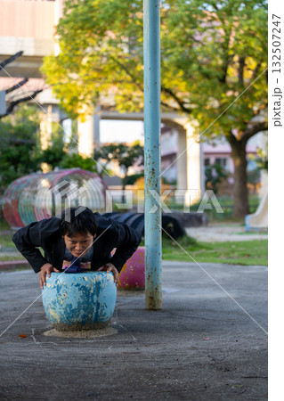 公園で腕立て伏せをするスーツの男性｜ビジネス×フィットネス 132507247