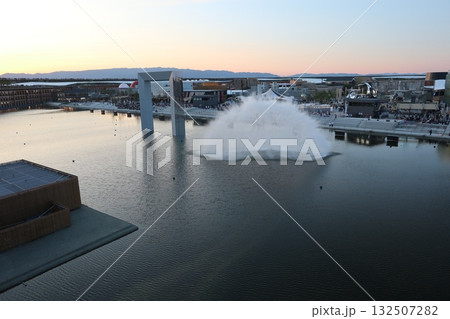 大阪・関西万博の大屋根リングとウォータープラザの噴水(EXPO2025) 132507282