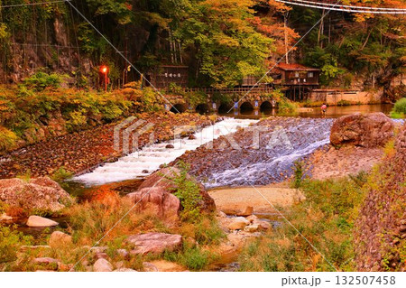 錦秋の川治温泉郷… 夕景の『男鹿川』 132507458