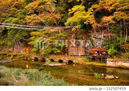 錦秋の川治温泉郷… 夕景の『男鹿川』 132507459