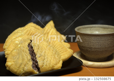 湯気の立ち昇る温かいたい焼き 湯気の立ち昇る温かいたい焼き 132508675