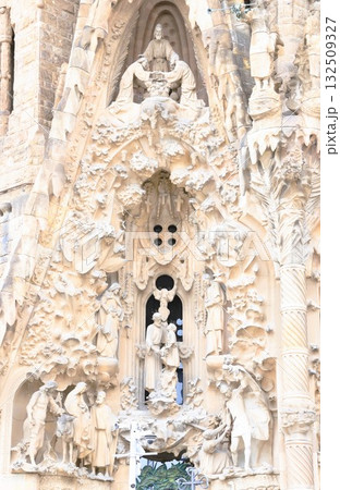 サグラダ・ファミリア「生誕のファザード」にある「希望の門」上部を飾る彫刻 132509327