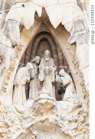 サグラダ・ファミリア「生誕のファザード」の「信仰の門」上部を飾る「シオメンに抱かれるイエス」の彫刻 132509331