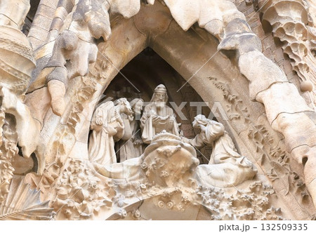 サグラダ・ファミリア「生誕のファザード」の「信仰の門」上部を飾る「シオメンに抱かれるイエス」の彫刻 132509335