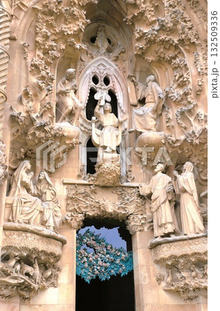 サグラダ・ファミリア「生誕のファザード」の「信仰の門」上部を飾る彫刻群 132509336
