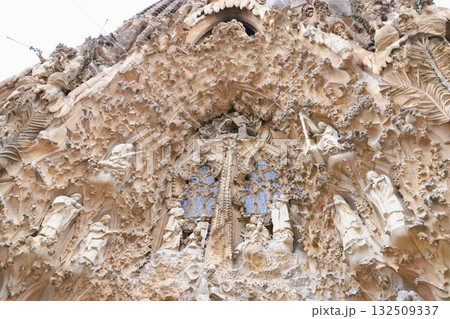 サグラダ・ファミリア「生誕のファザード」の中央にある「愛徳の門」上部の彫刻 サグラダ・ファミリア「生誕のファザード」の中央にある「愛徳の門」上部の彫刻 132509337