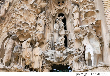 サグラダ・ファミリア「生誕のファザード」にある「希望の門」上部を飾る彫刻 132509338