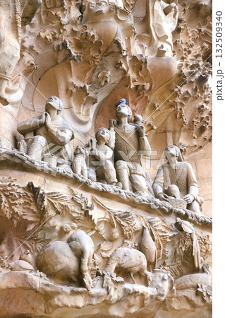 サグラダ・ファミリア「生誕のファザード」の「愛徳の門」を飾る「羊飼い達の礼拝」の彫刻 サグラダ・ファミリア「生誕のファザード」の「愛徳の門」を飾る「羊飼い達の礼拝」の彫刻 132509340