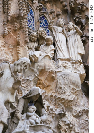 サグラダ・ファミリア「生誕のファザード」中央にある「愛徳の門」上部の彫刻群 132509342