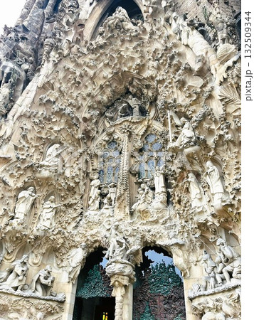 サグラダ・ファミリア「生誕のファザード」中央にある「愛徳の門」上部の彫刻群 サグラダ・ファミリア「生誕のファザード」中央にある「愛徳の門」上部の彫刻群 132509344