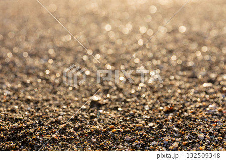 朝日に輝く砂浜の玉ボケ 132509348