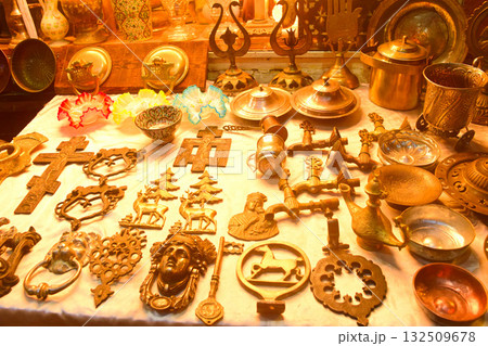 グランド・バザールの銅製品　イスタンブール　トルコ 132509678