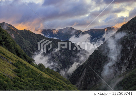 北アルプス　秋の涸沢カールから　夜明け前の横尾谷を望む 132509741