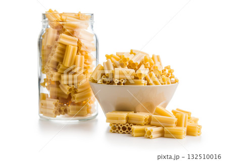 Cinque buchi. Uncooked italian pasta in bowl isolated on white background. 132510016
