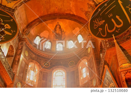 アヤソフィア大聖堂の内部　イスタンブール 132510080