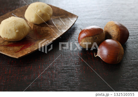 漆塗り板に置かれた皿にのせた栗きんとん 漆塗り板に置かれた皿にのせた栗きんとん 132510355